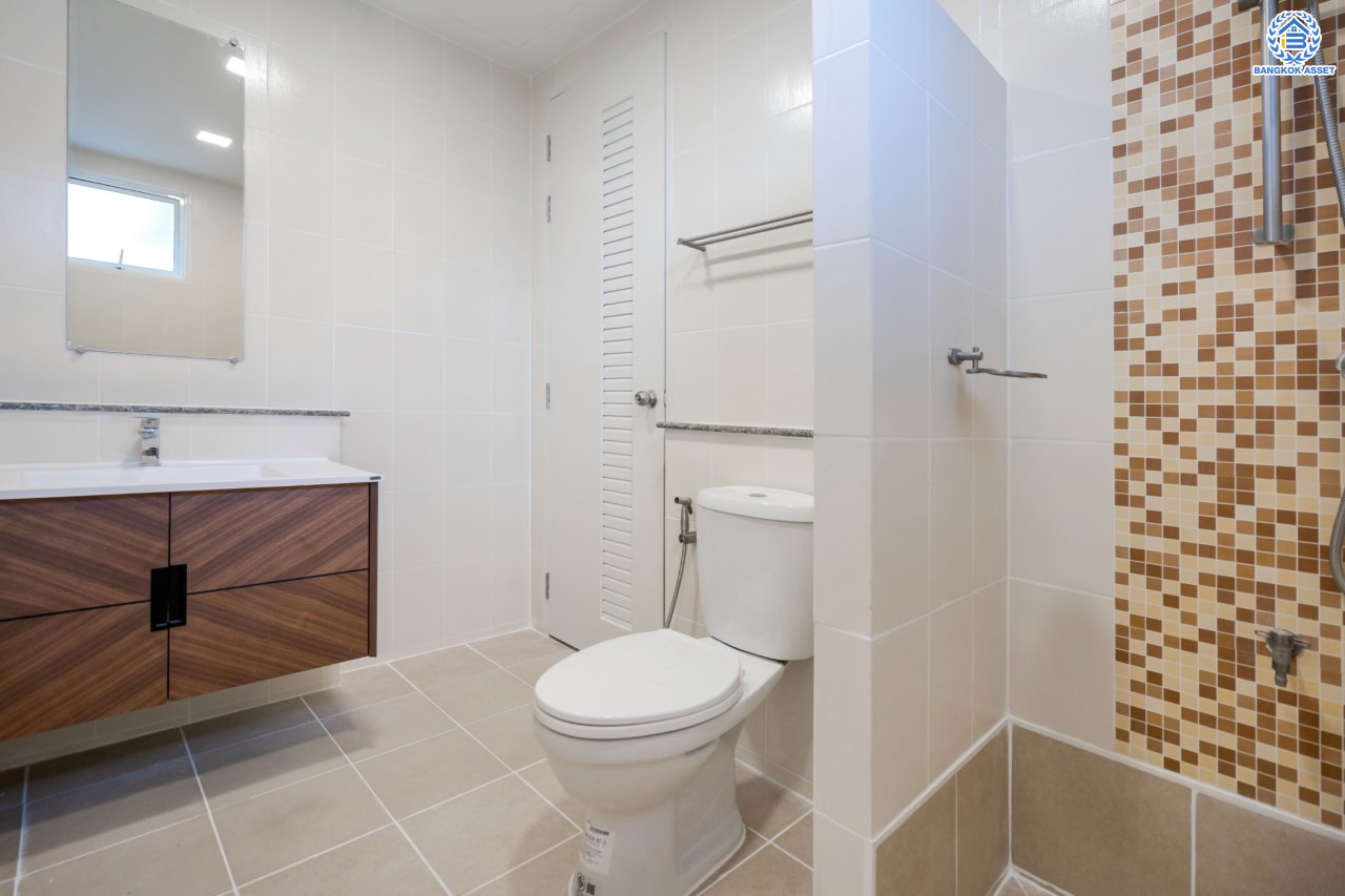 บ้านเดี่ยวมือสองนนทบุรี ม.ฮาบิเทีย ราชพฤกษ์-345 จากแบรนด์คุณภาพ Sansiri เนื้อที่ 50 ตร.ว. ฟังก์ชัน 3 ห้องนอน 2 ห้องน้ำ จอดรถได้ 2 คัน บนทำเลติดถนนใหญ่ 345 พร้อมเชื่อมสู่ราชพฤกษ์, แจ้งวัฒนะ และติวานนท์ ฯลฯ ได้อย่างรวดเร็ว ใกล้ทางด่วน "ศรีสมาน" และรายล้อมด้วยสิ่งอำนวยความสะดวกครบ